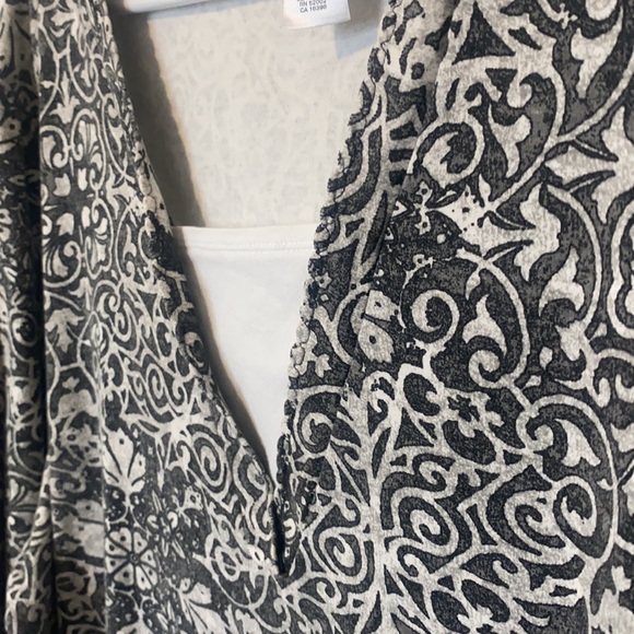 LAST CHANCE - First Issue a Liz Claiborne Company Grey Damask Cotton Top - Picture 3 of 4